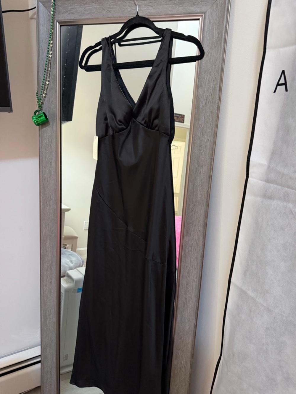 Elegant Black V-Neck Maxi Dress with Sleek Silhouette